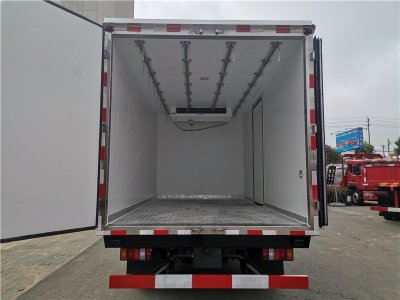 國(guó)六 江鈴凱運(yùn)4.2米肉鉤冷藏車(chē)